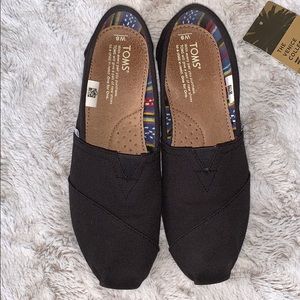 TOMS BLACK CANVAS SHOES